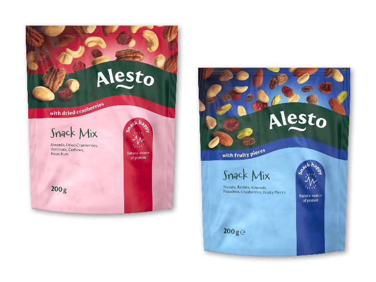 To 200 g poser med snackmix med nødder og tørret frugt på en sort baggrund.