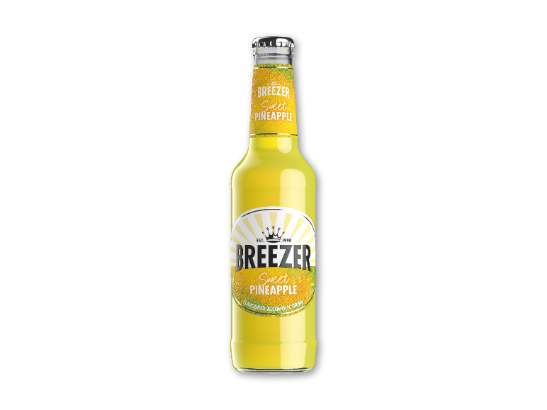 Flaske med alkoholisk drik med smag af sød ananas på sort baggrund.