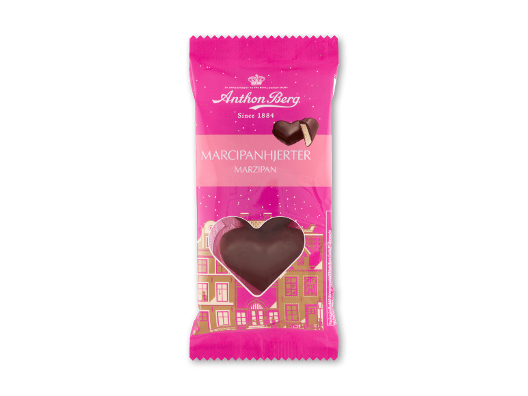 Marcipanhjerte overtrukket med chokolade i lyserød emballage.