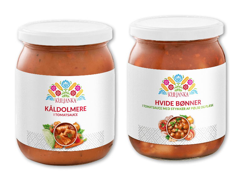 To glas med kåldolmere og hvide bønner i tomatsauce.