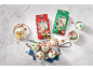 Julede sukkerfigurer og cupcakes på hvid baggrund