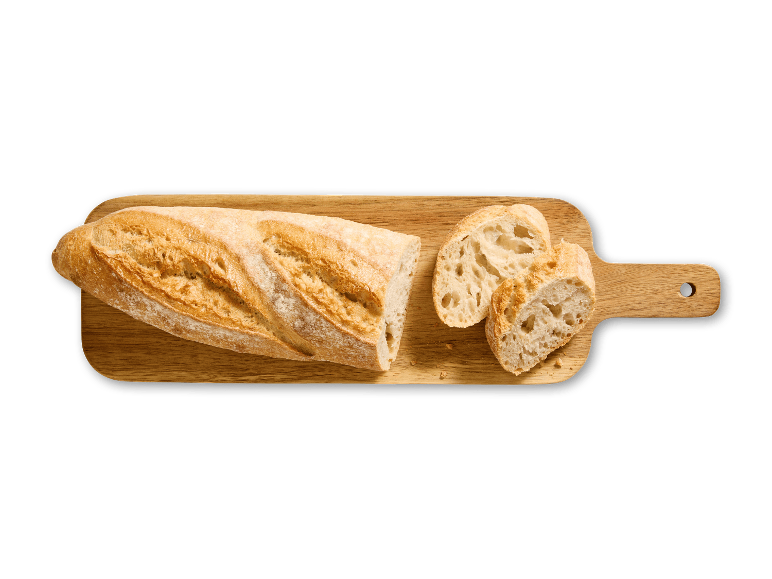 Frisk, skåret baguette på et træskærebræt