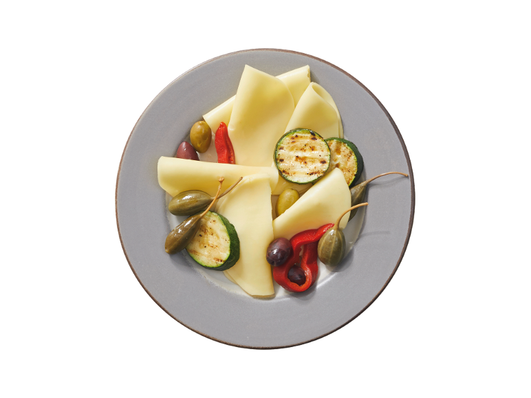 Tallerken med ost, grillet squash, oliven, rød peber og kapers.