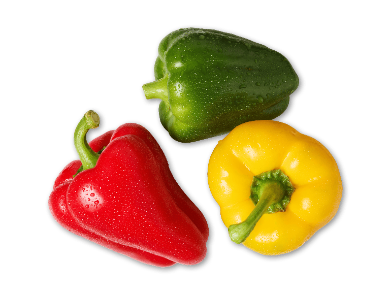 Rød, gul og grøn peberfrugt med vanddråber på sort baggrund