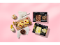 Pakkede chokolade- og citrondesserter, med citrondesserter dekoreret med hindbær og frisk citron.