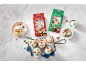 Cupcakes med julepynt og to pakker 'Cake decorations'.