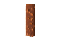 Chokoladebar med nødder på hvid baggrund.