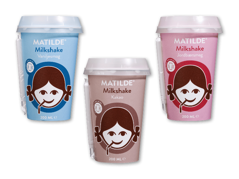 Tre milkshakes i blå, brune og lyserøde kopper, vanilje-, chokolade- og jordbærsmag.