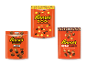 Tre forskellige orange poser med jordnøddesmør- og chokoladeslik.
