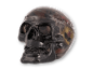 Sort, gennemsigtigt Halloween-kranium fyldt med slik.