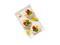 Minikager med frugt og blomsterdekorationer på en hvid bakke.