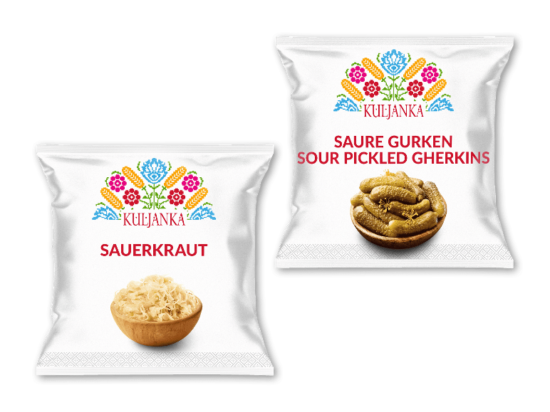 To hvide poser med surkål og syltede agurker, dekoreret med folkemotiver.