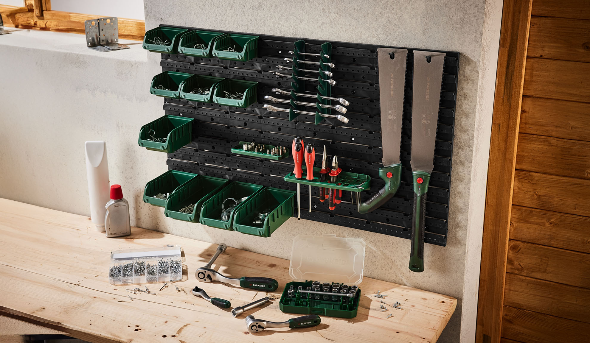 Parkside vægmonteret værktøjsorganisator med kasser og værktøj.