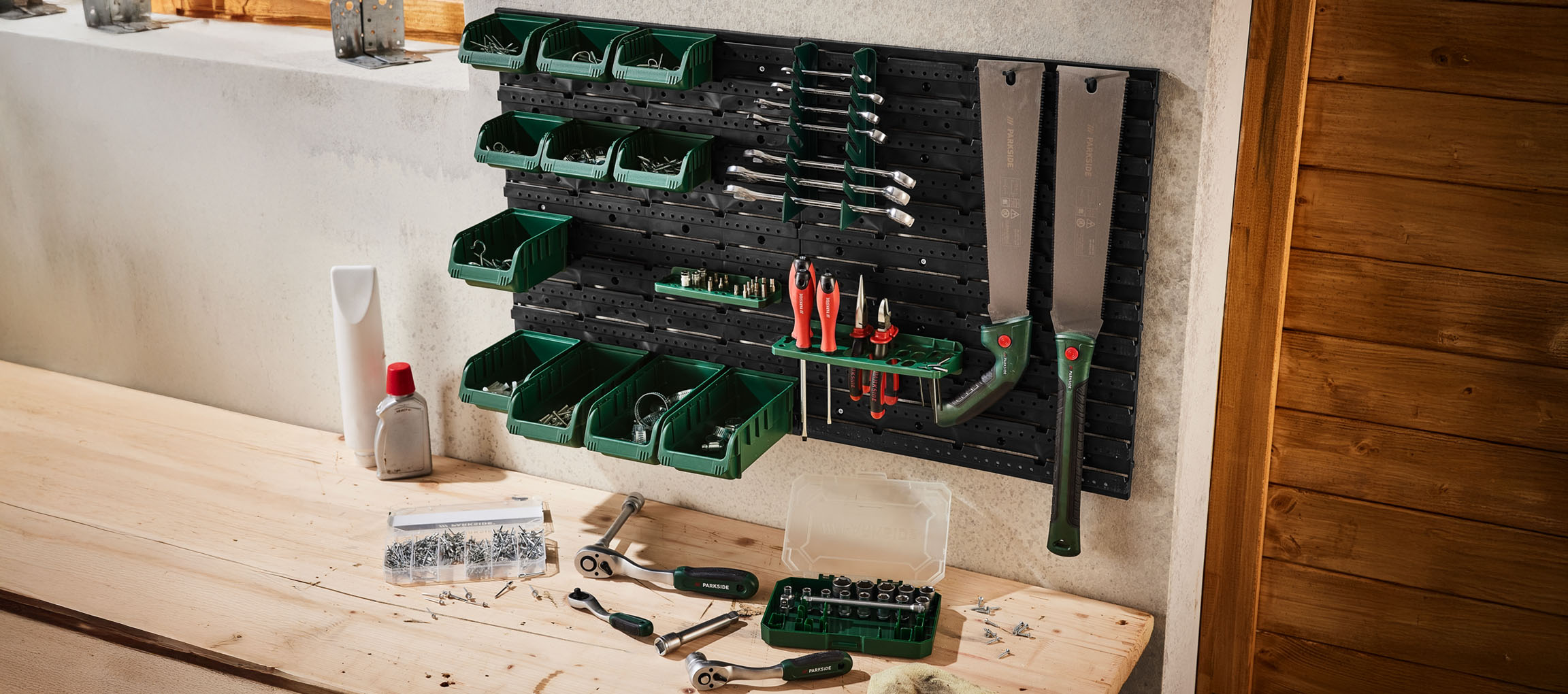 Parkside vægmonteret værktøjsarrangør med forskellige værktøjer og opbevaringsbokse.