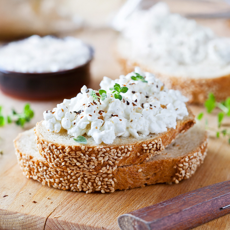 Cottage cheese på sesambrød med krydderurter og peber.