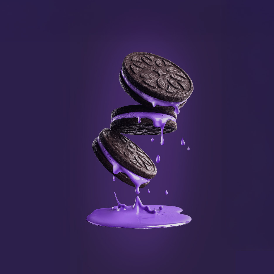 Tre chokoladekiks med lilla creme, der drypper ned på en lilla pøl.