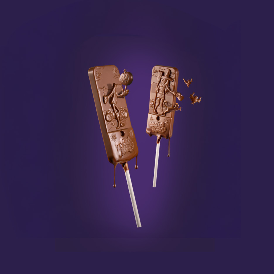 To chokoladeslikkepinde med Halloween-motiver, der drypper, på lilla baggrund.