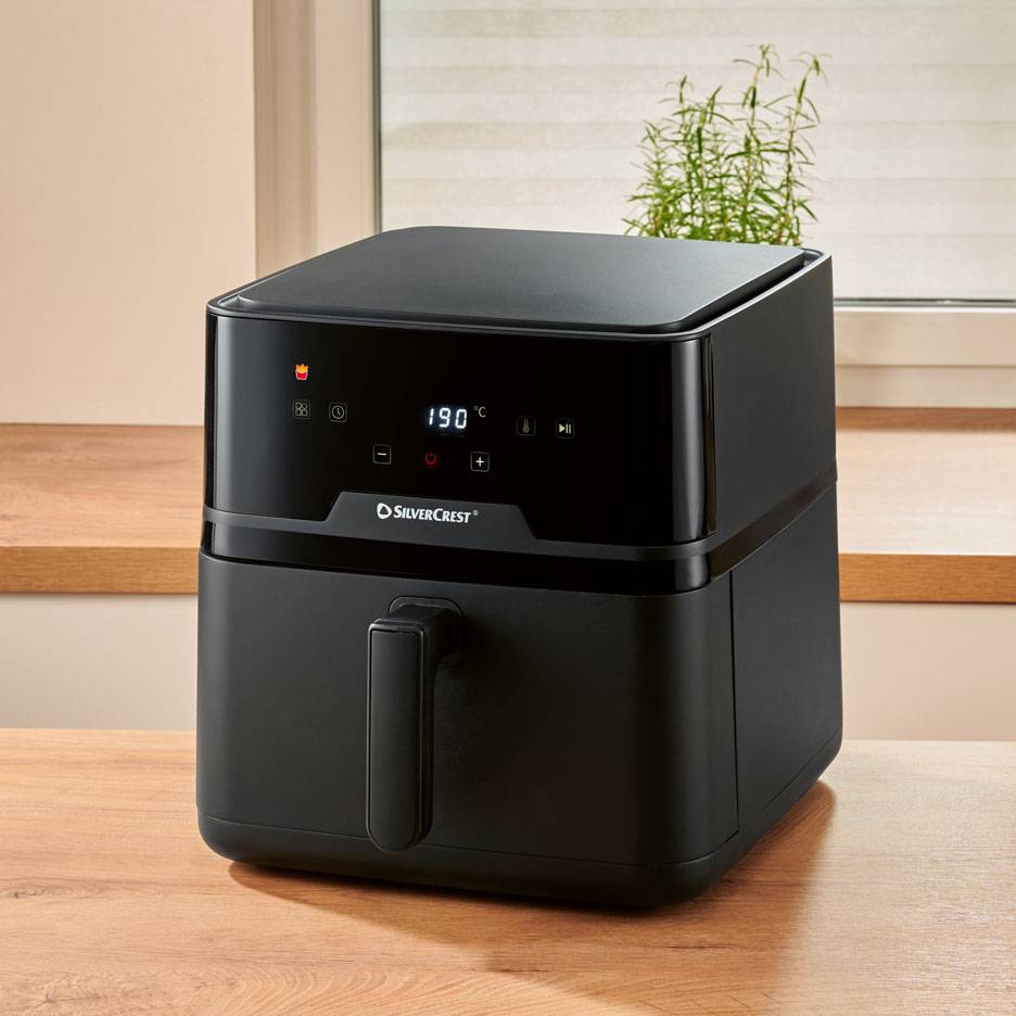 Sort digital airfryer på et træbord, med 190 °C på displayet.