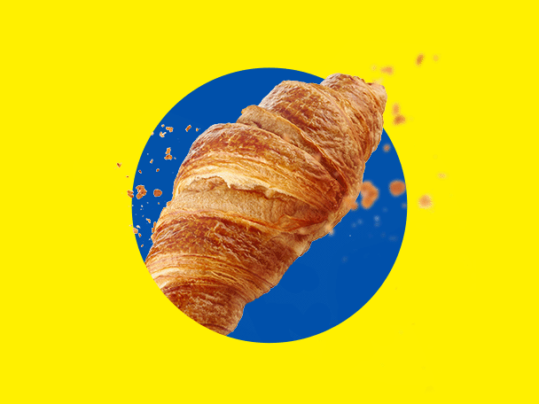 En gylden, sprød croissant på en gul baggrund med en blå cirkel.