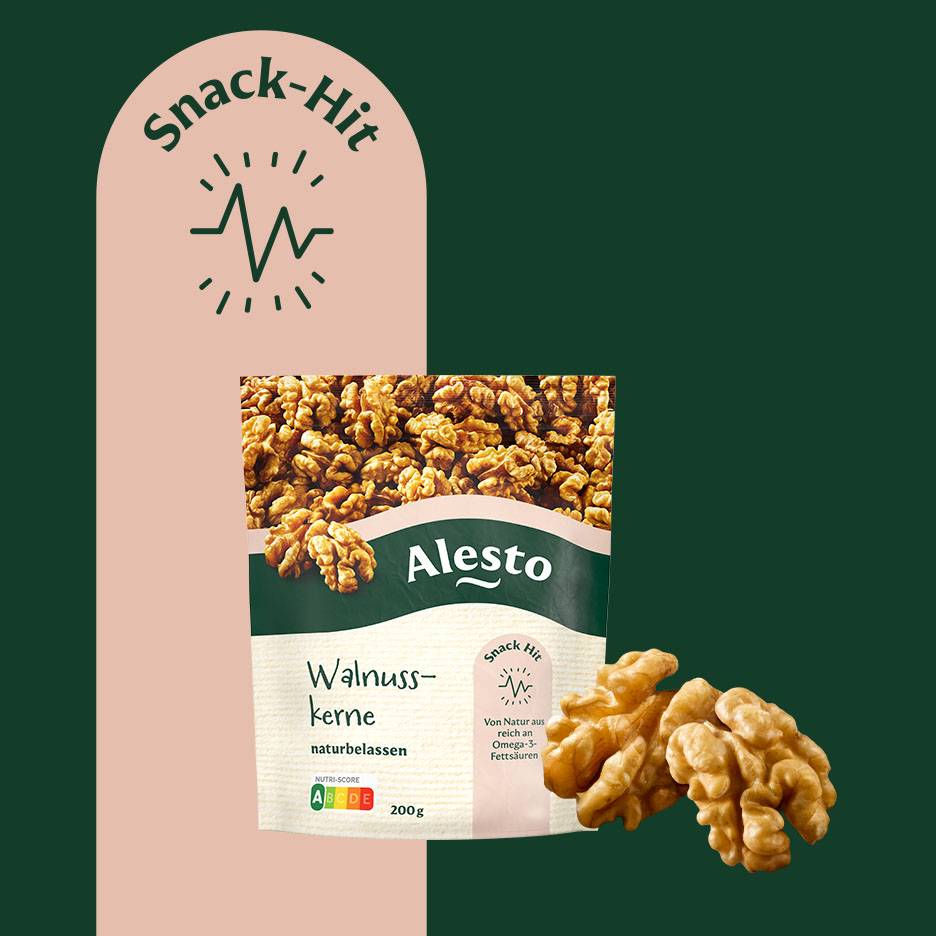 En pakke valnøddekerner med et 'Snack-Hit'-mærke og information om omega-3 fedtsyrer.
