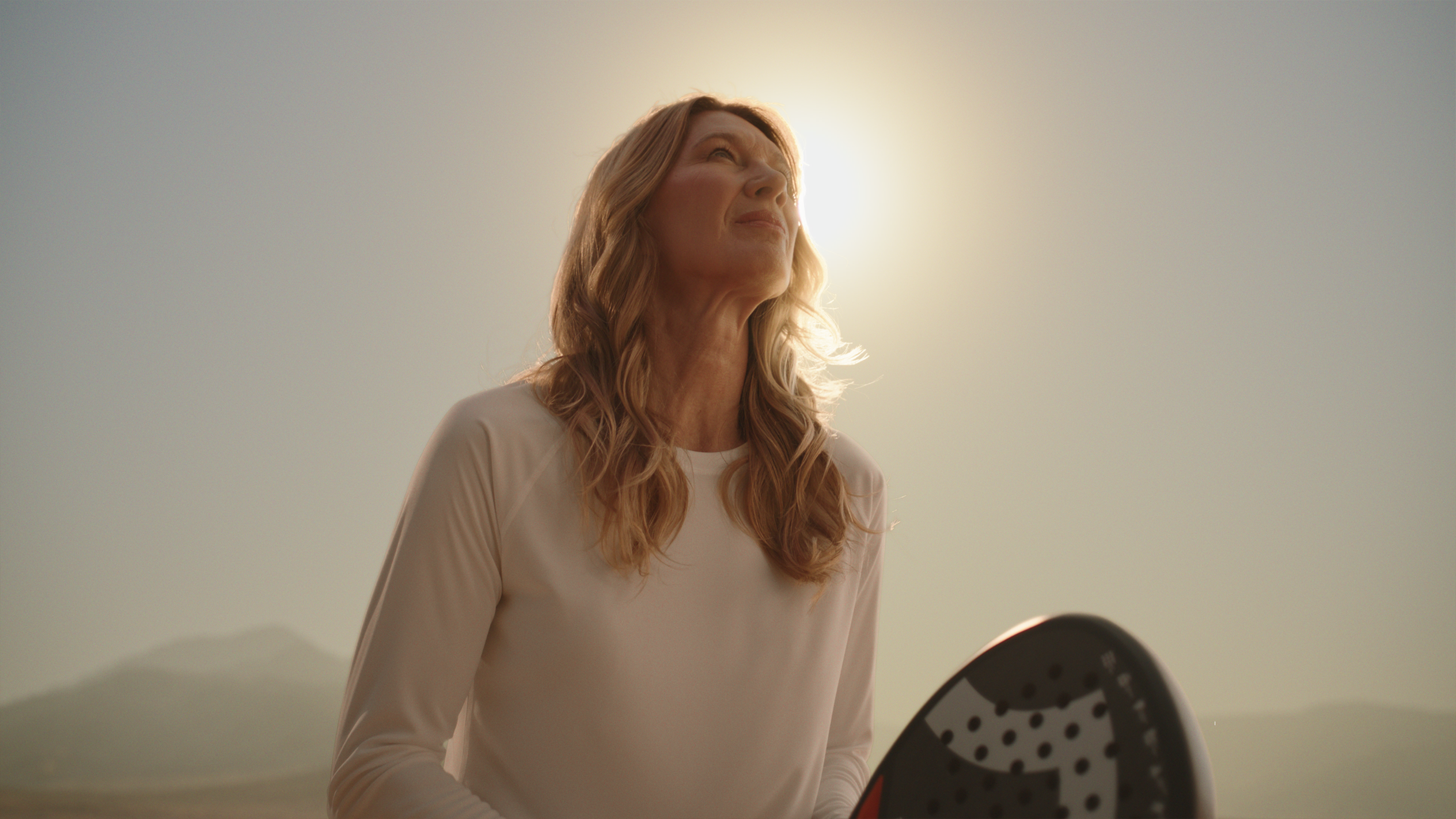 AI-genereret - Stefanie Graf i sports-T-shirt med padelbat