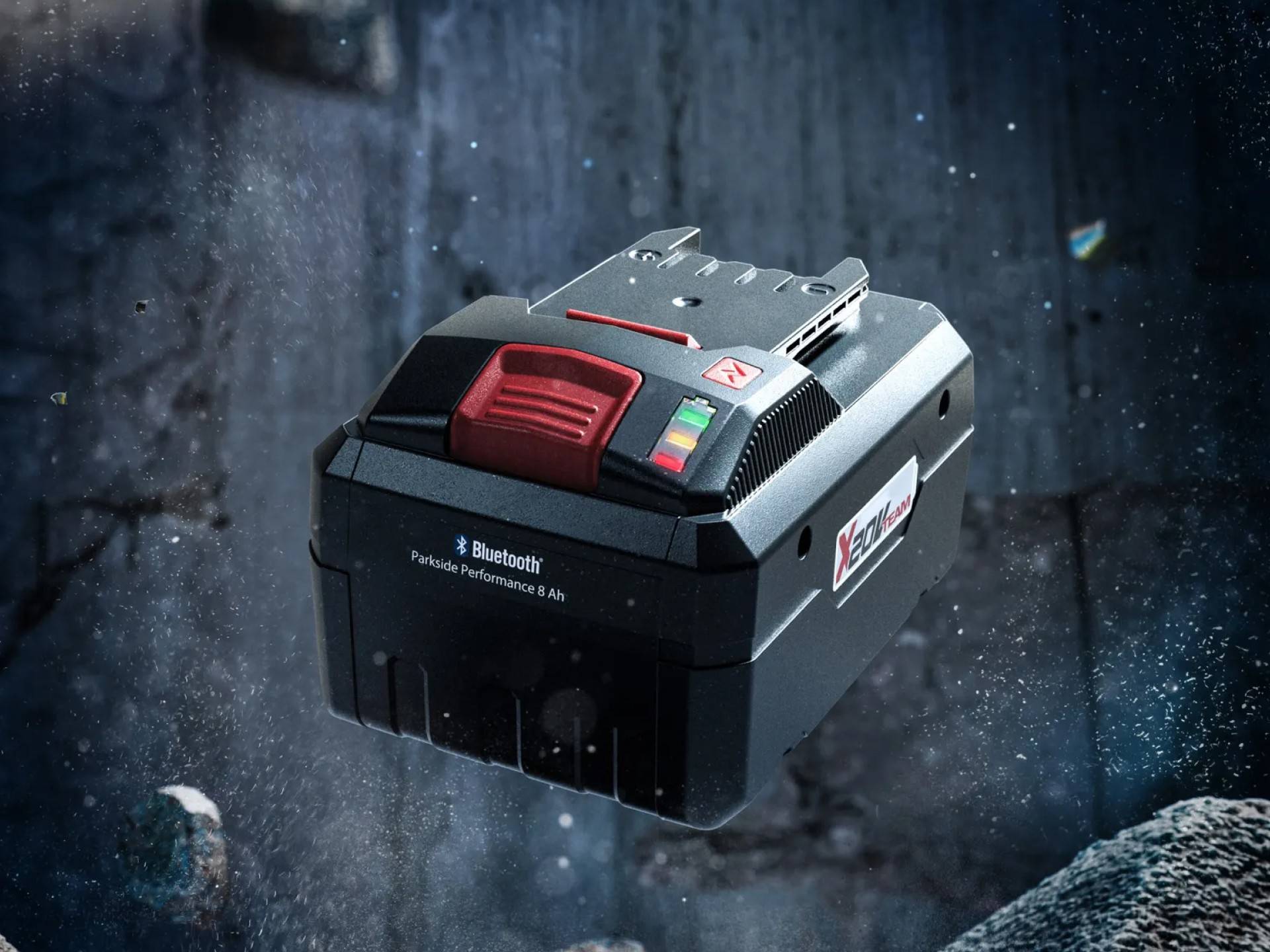 Parkside Performance 8 Ah batteri med Bluetooth-funktion i et mørkt, industrielt miljø.