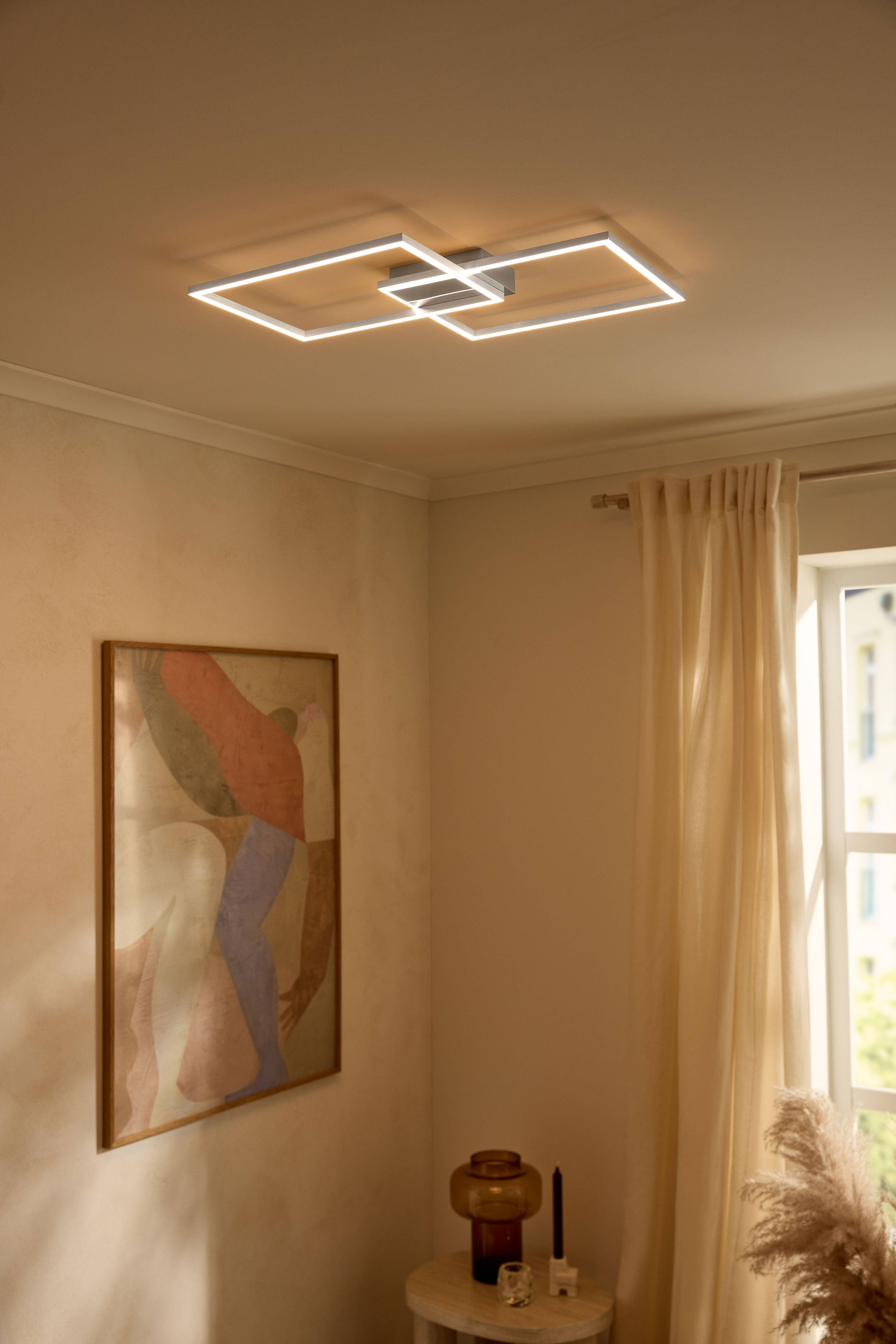 Moderne LED loftlampe i rektangulære former, der oplyser et beige rum.