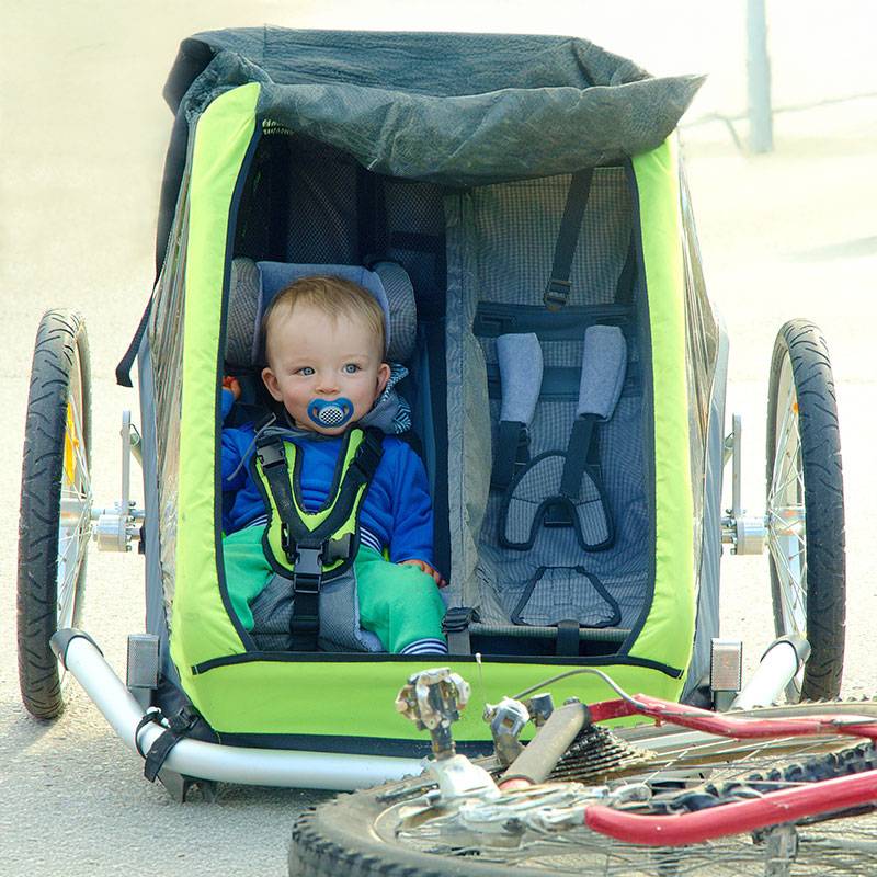 En baby i en cykeltrailer.