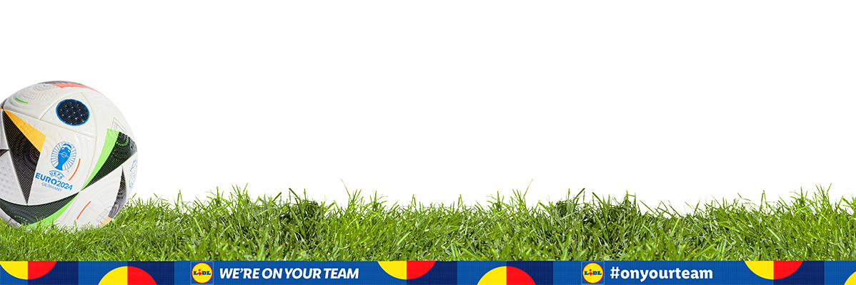 Euro 2024 fodbold i Lidl-annonce på græs.