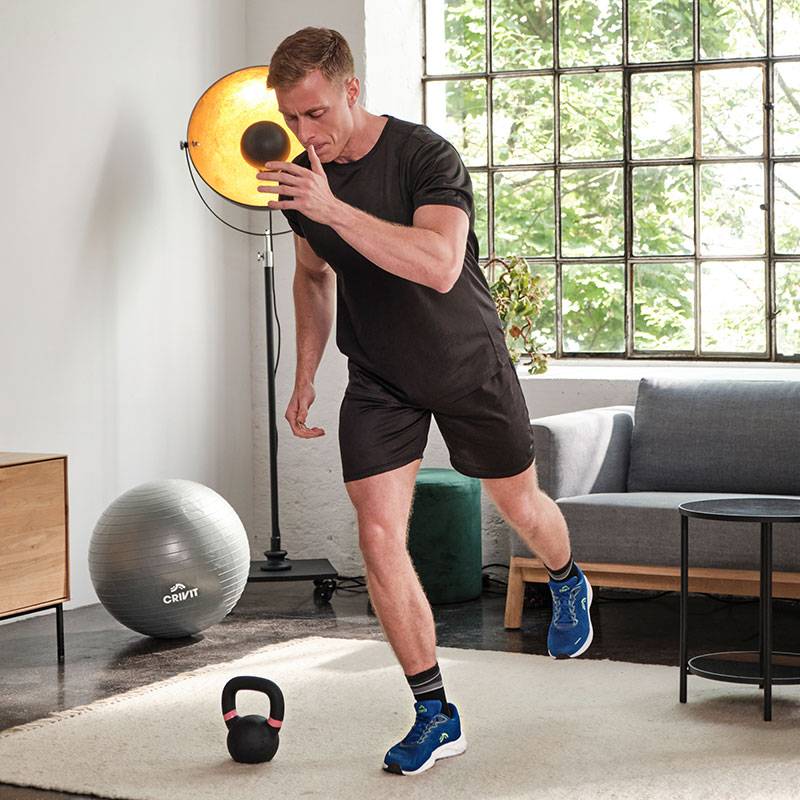 Mand træner med Crivit medicinbold, kettlebell og gymnastikbold