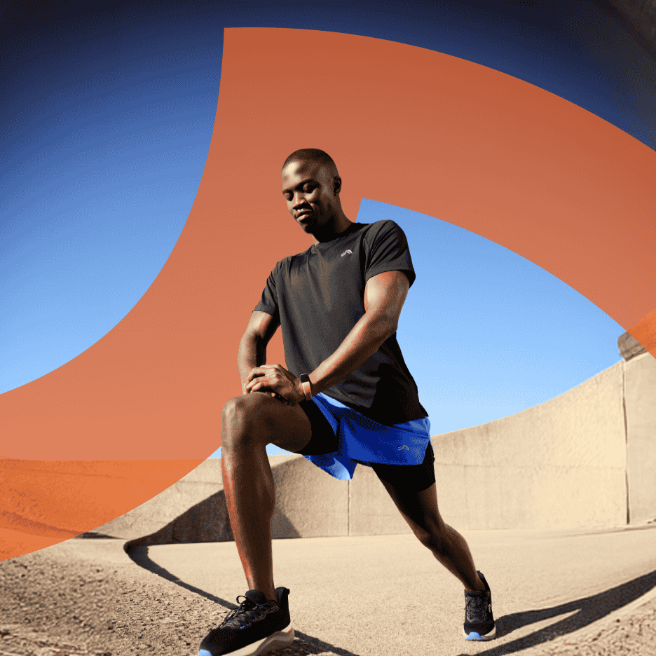 Mand i sort t-shirt og blå shorts strækker ud udendørs.