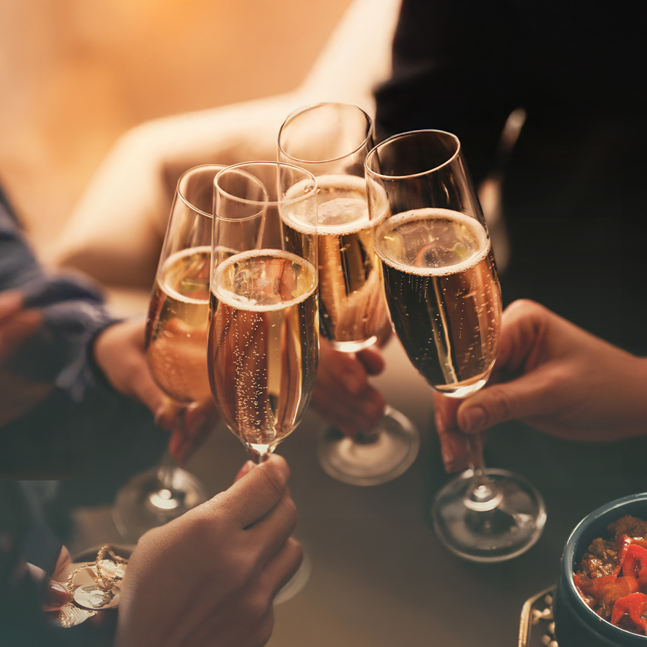 Gruppe skåler med champagneglas.