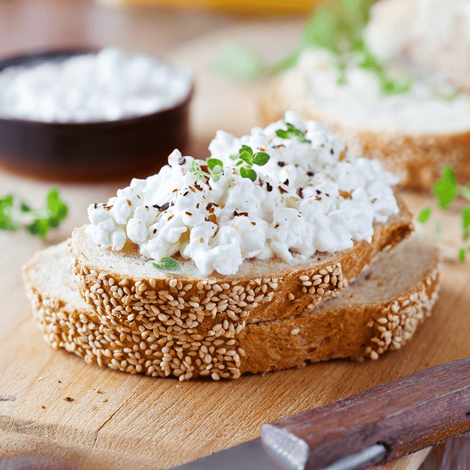 Hytteost på sesambrød med krydderurter og peber.