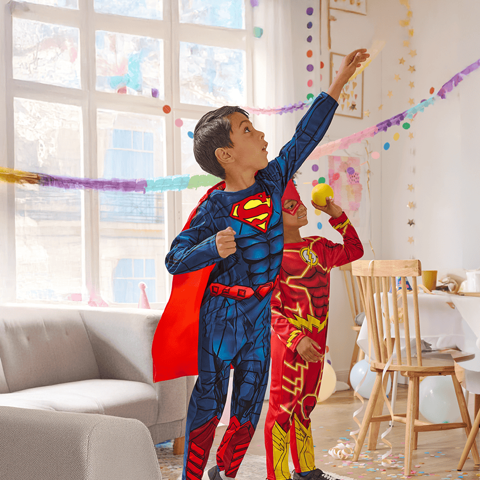 To drenge i Superman- og Flash-kostumer leger til en fest.