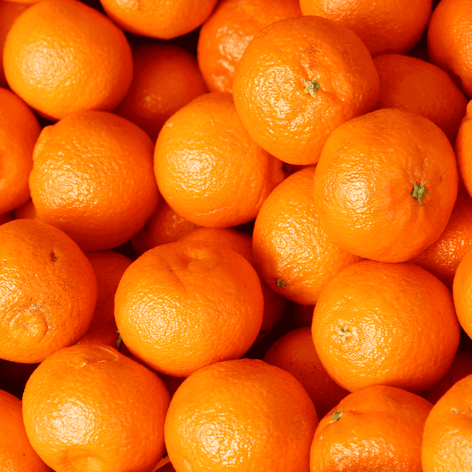 Et nærbillede af en bunke friske, modne mandariner.