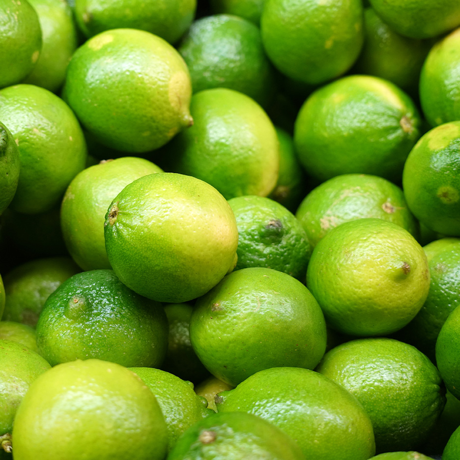 En bunke friske, grønne limefrugter.