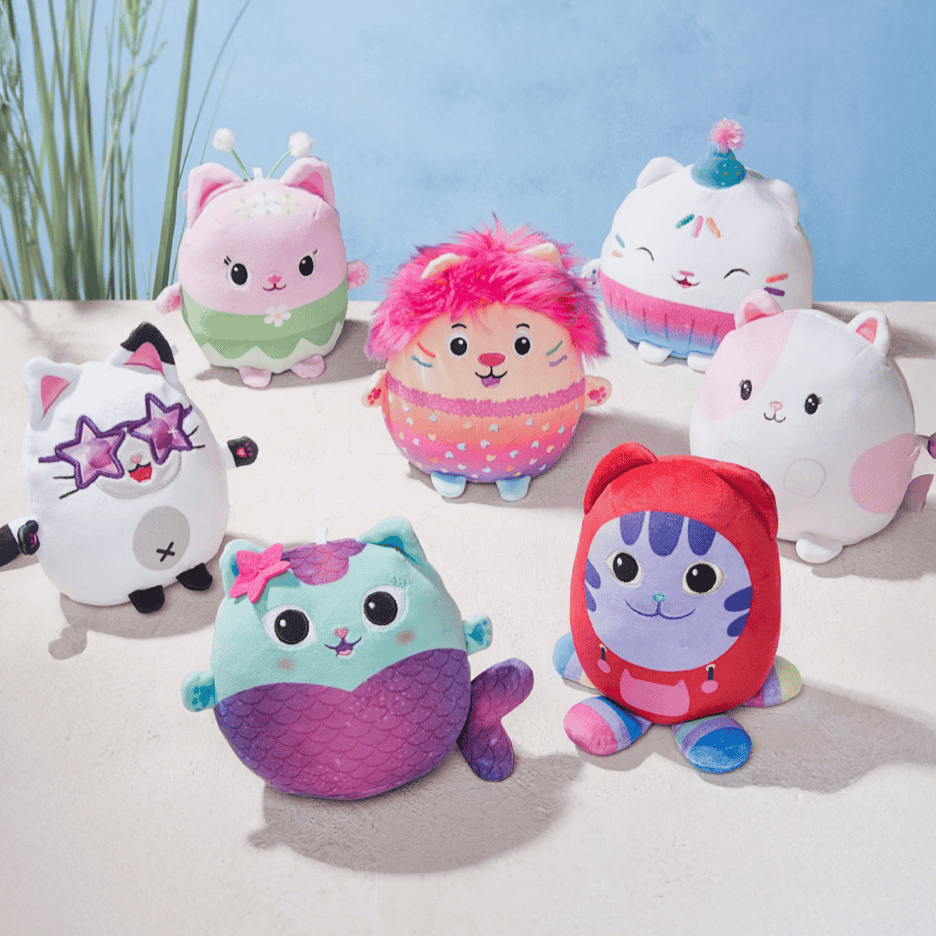 En samling af farverige katteplysdyr, herunder en havfruekat og en kat med solbriller.