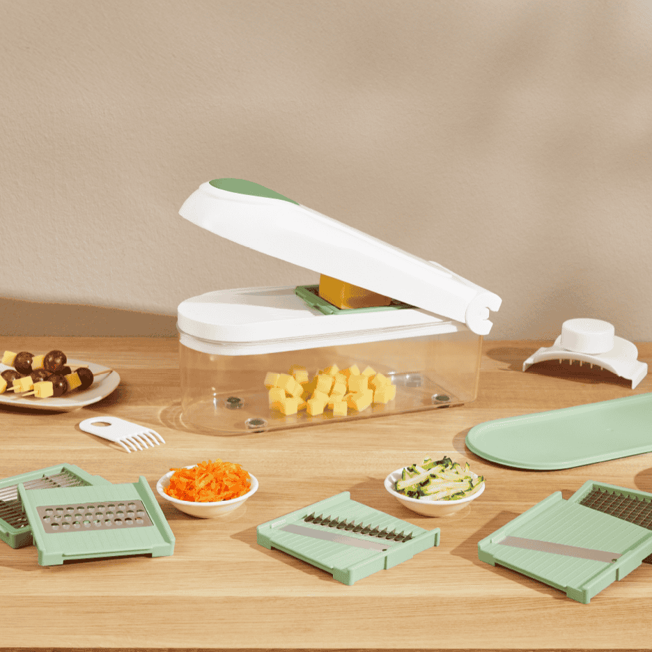 Grøntsagshakker med forskellige skær og tilbehør, der hakker ost og grøntsager.