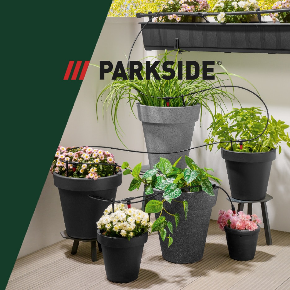 Balkon med forskellige potteplanter og et drypvandingssystem.