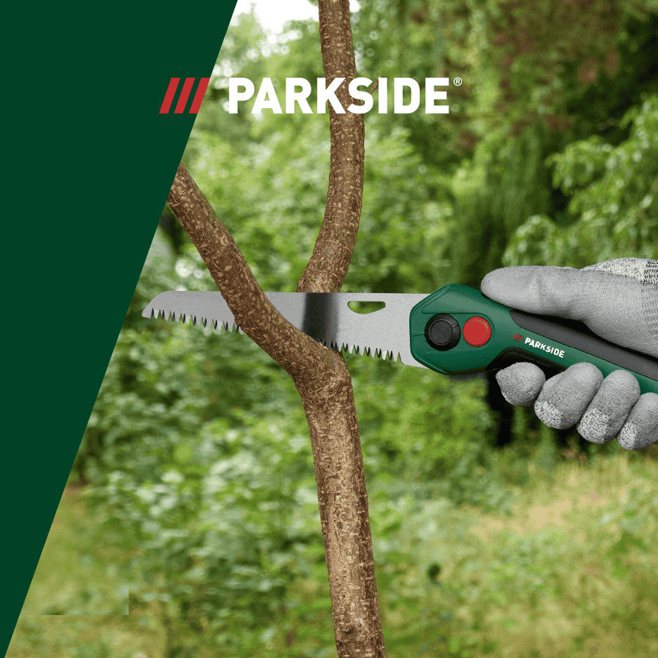 En håndsav skærer en gren, med et grønt logo i øverste venstre hjørne.