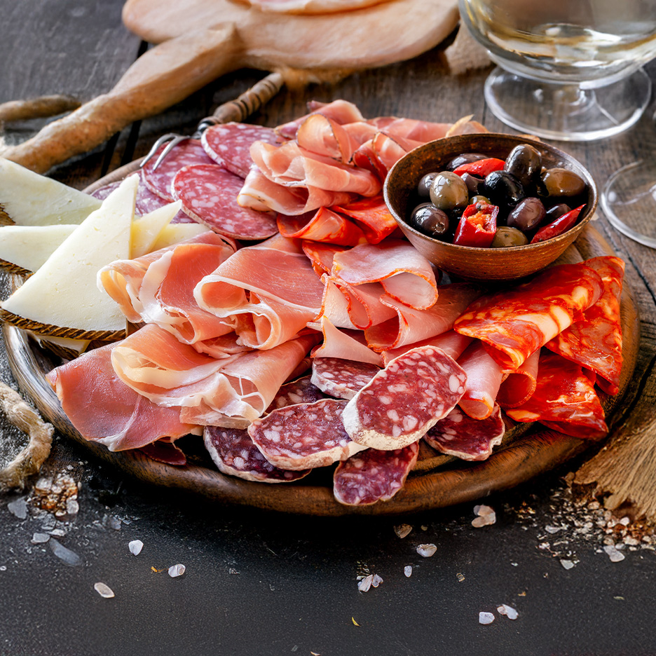 Charcuteriplade med skinke, salami, chorizo, ost og oliven.