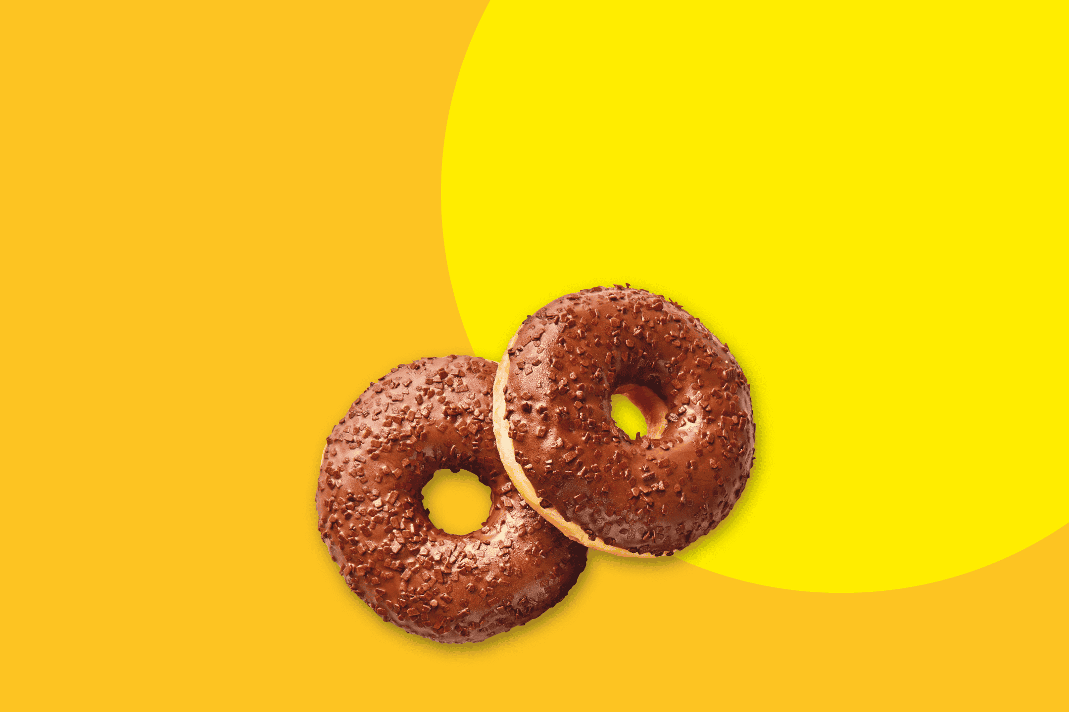 To chokoladedonuts med krymmel på en gul baggrund med en stor gul cirkel.