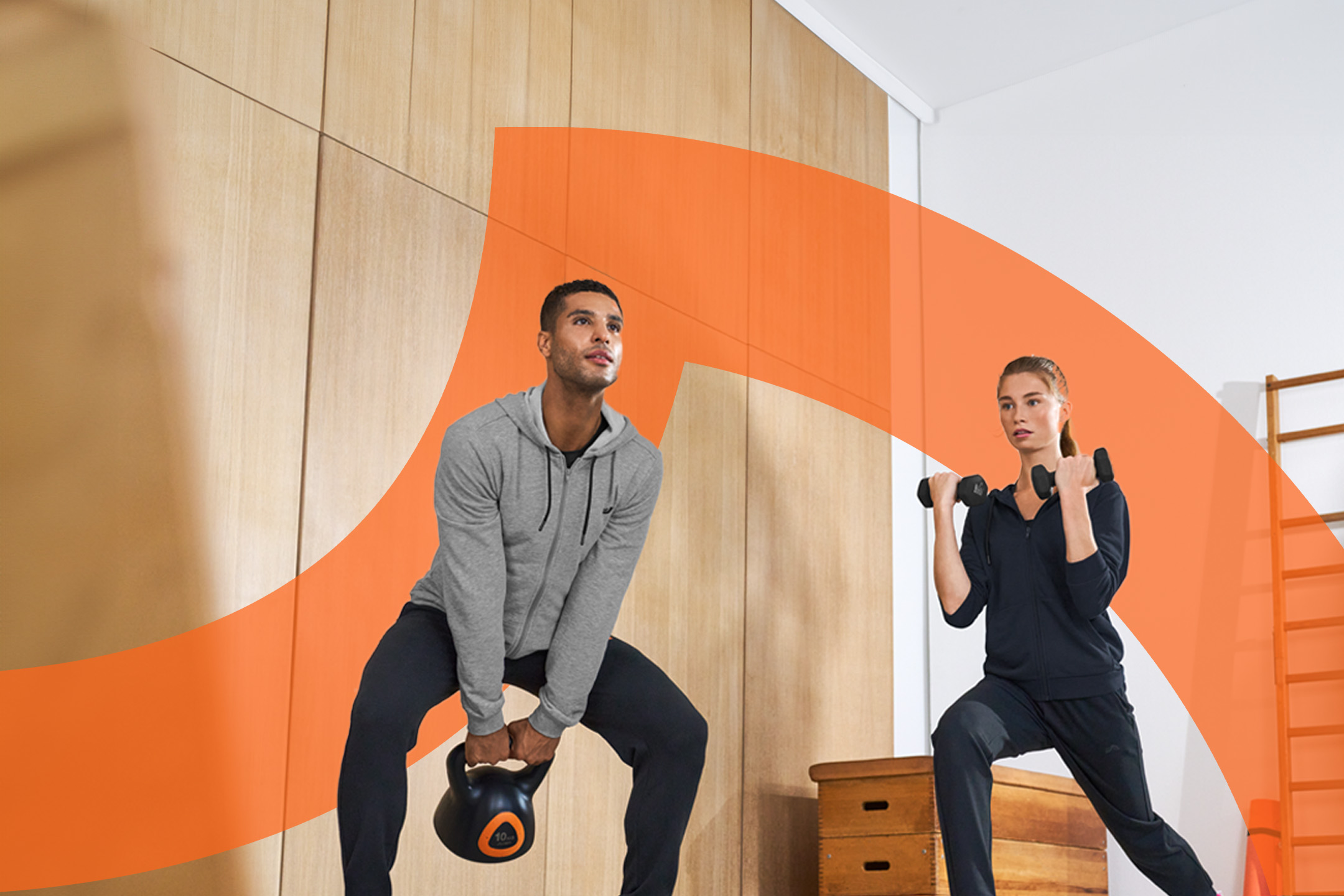 Mand med kettlebell og kvinde med håndvægte træner i et fitnessrum.