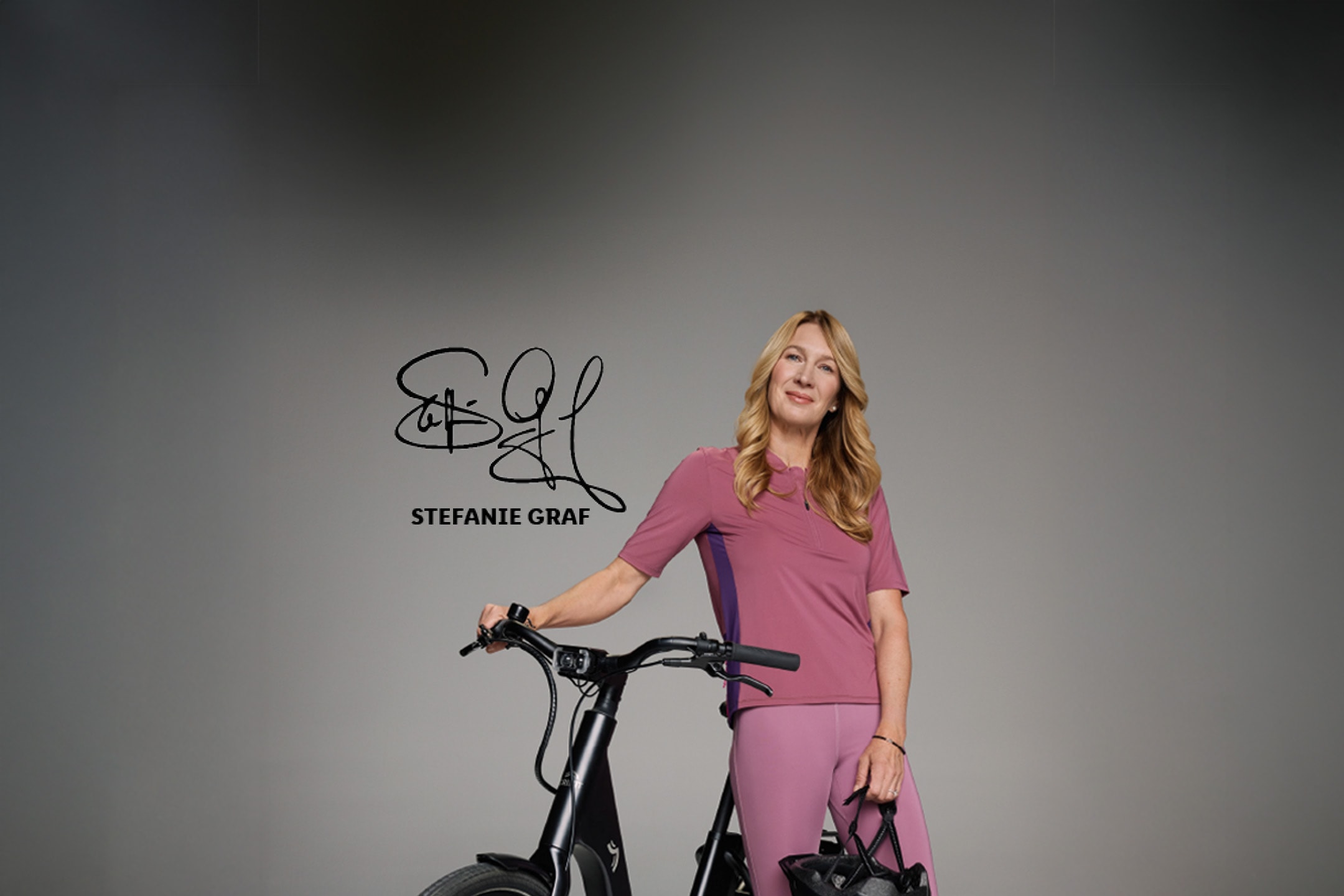 Kvinde i pink sportstøj med cykel og signatur af Stefanie Graf.