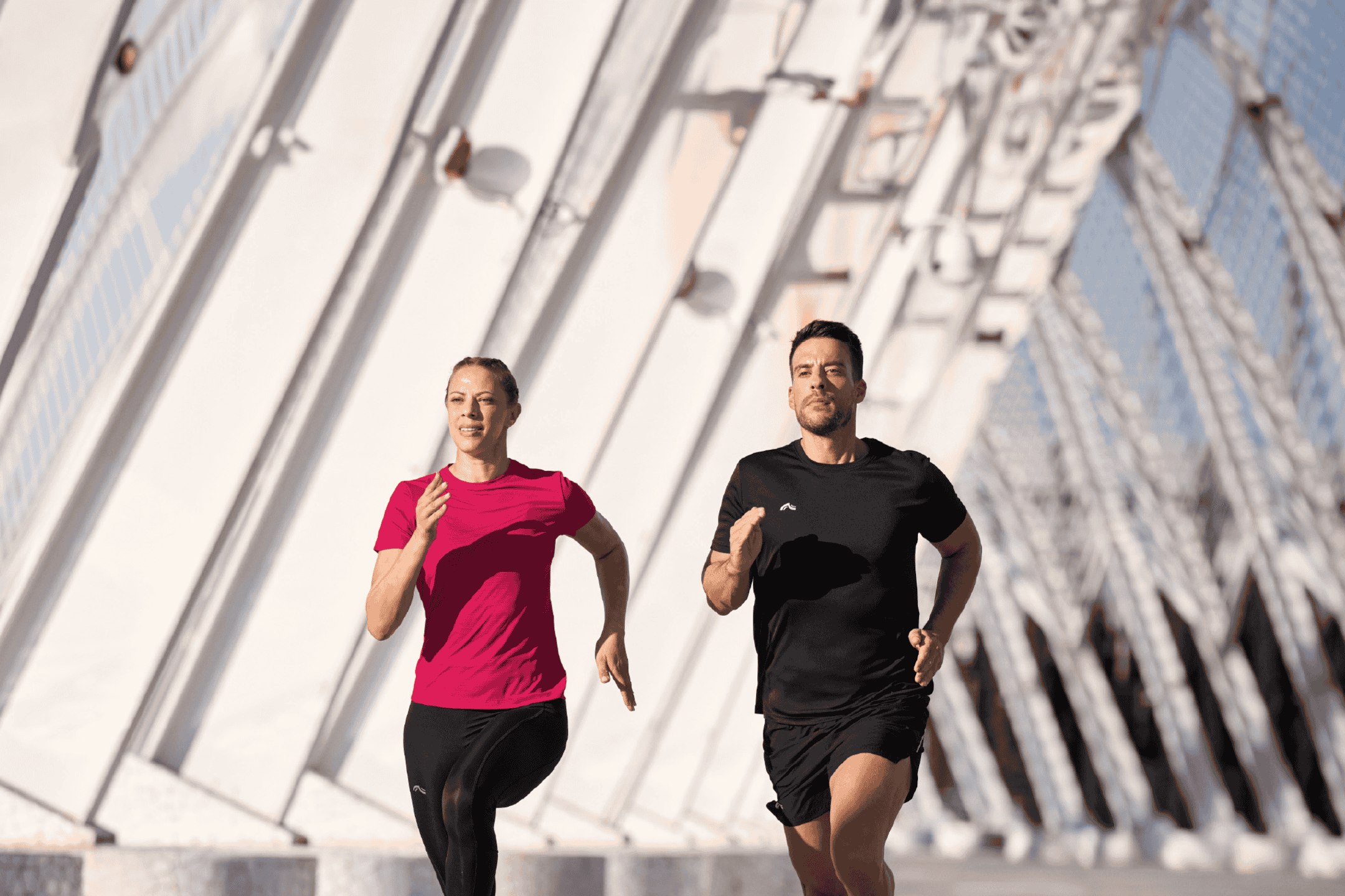 To personer i sportstøj løber udendørs.