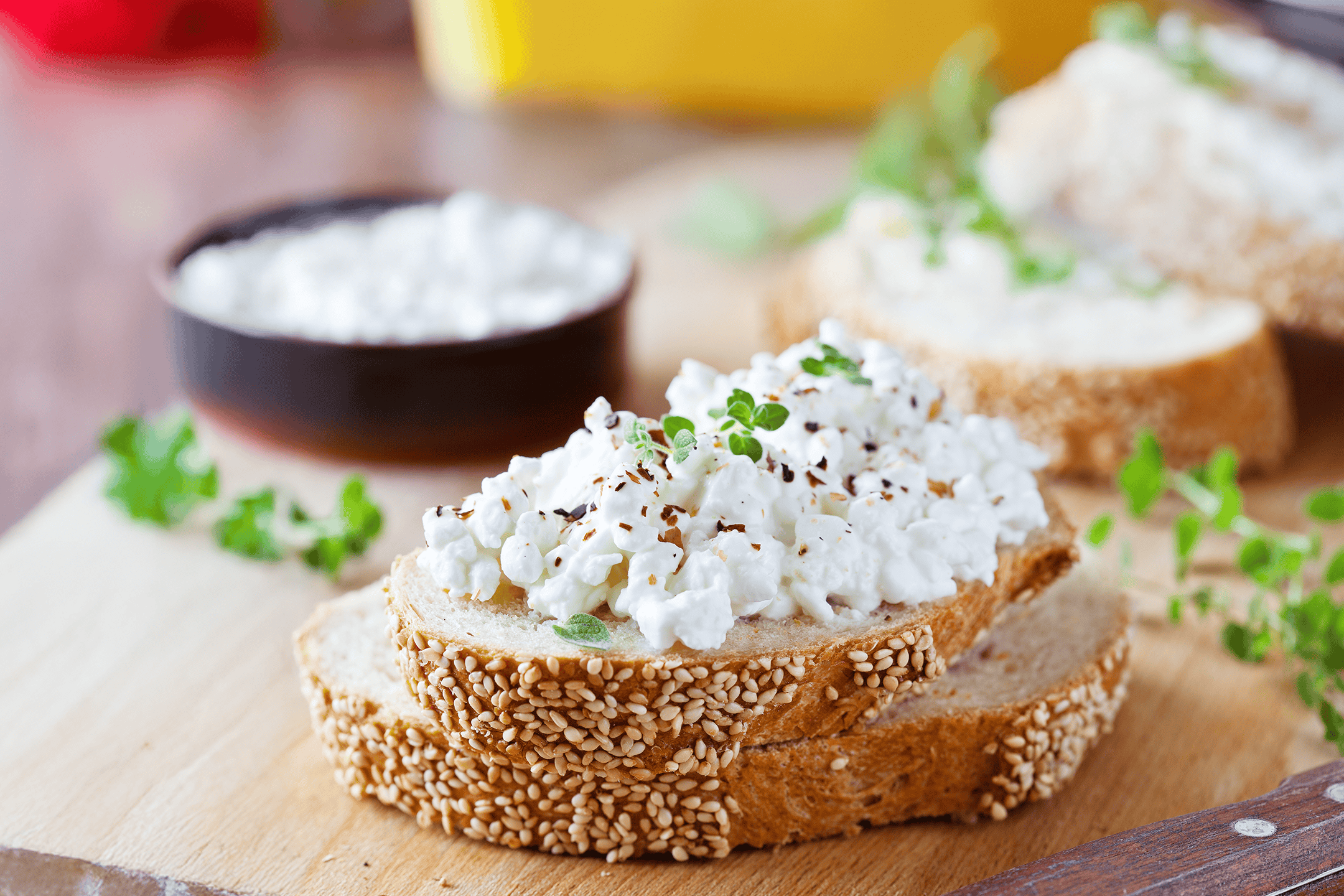 Cottage cheese på ristet brød med sesamfrø, pyntet med friske krydderurter.