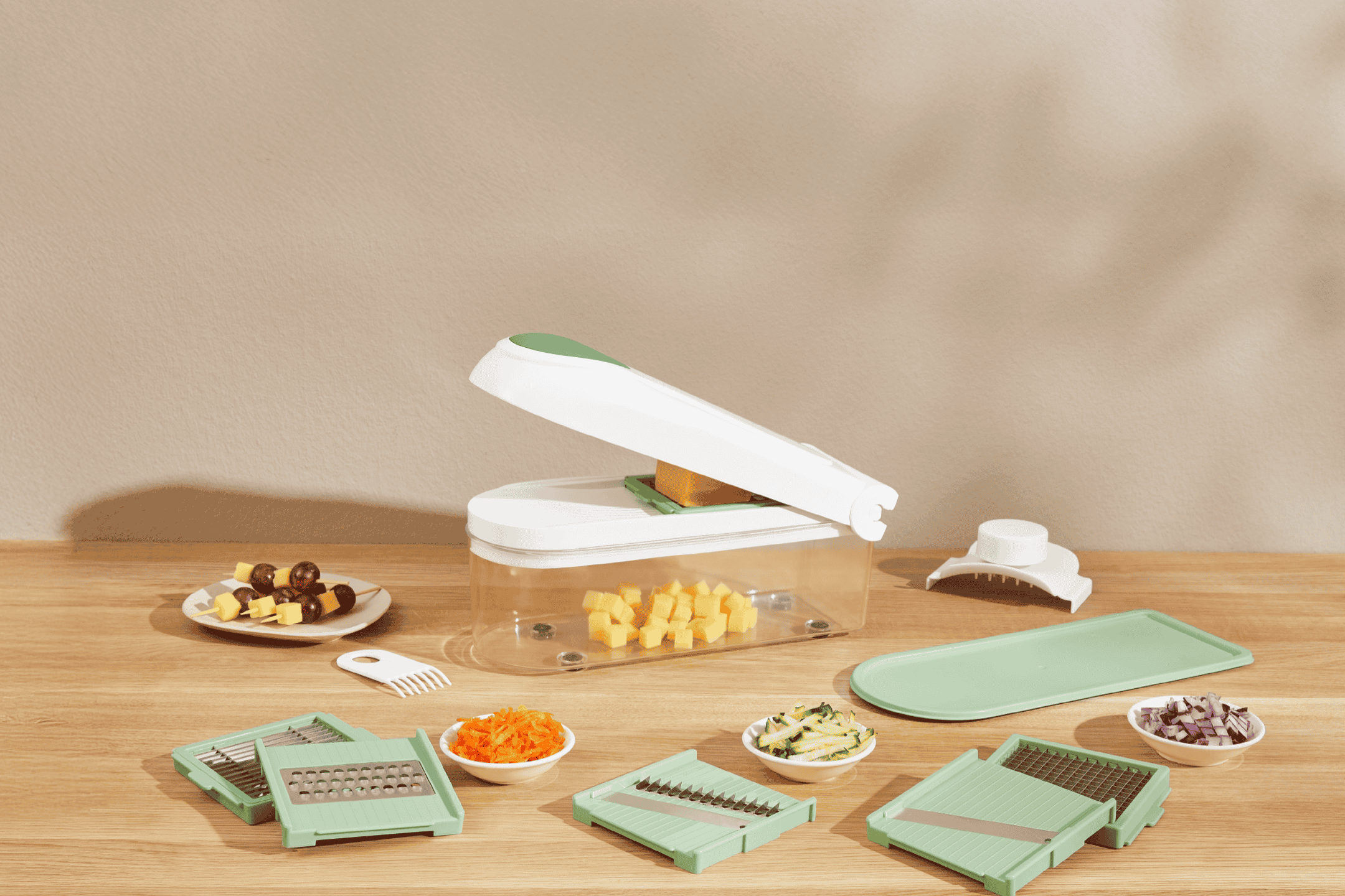 Grøntsagshakker med udskiftelige blade, skåret ost, gulerødder, squash og rødløg.