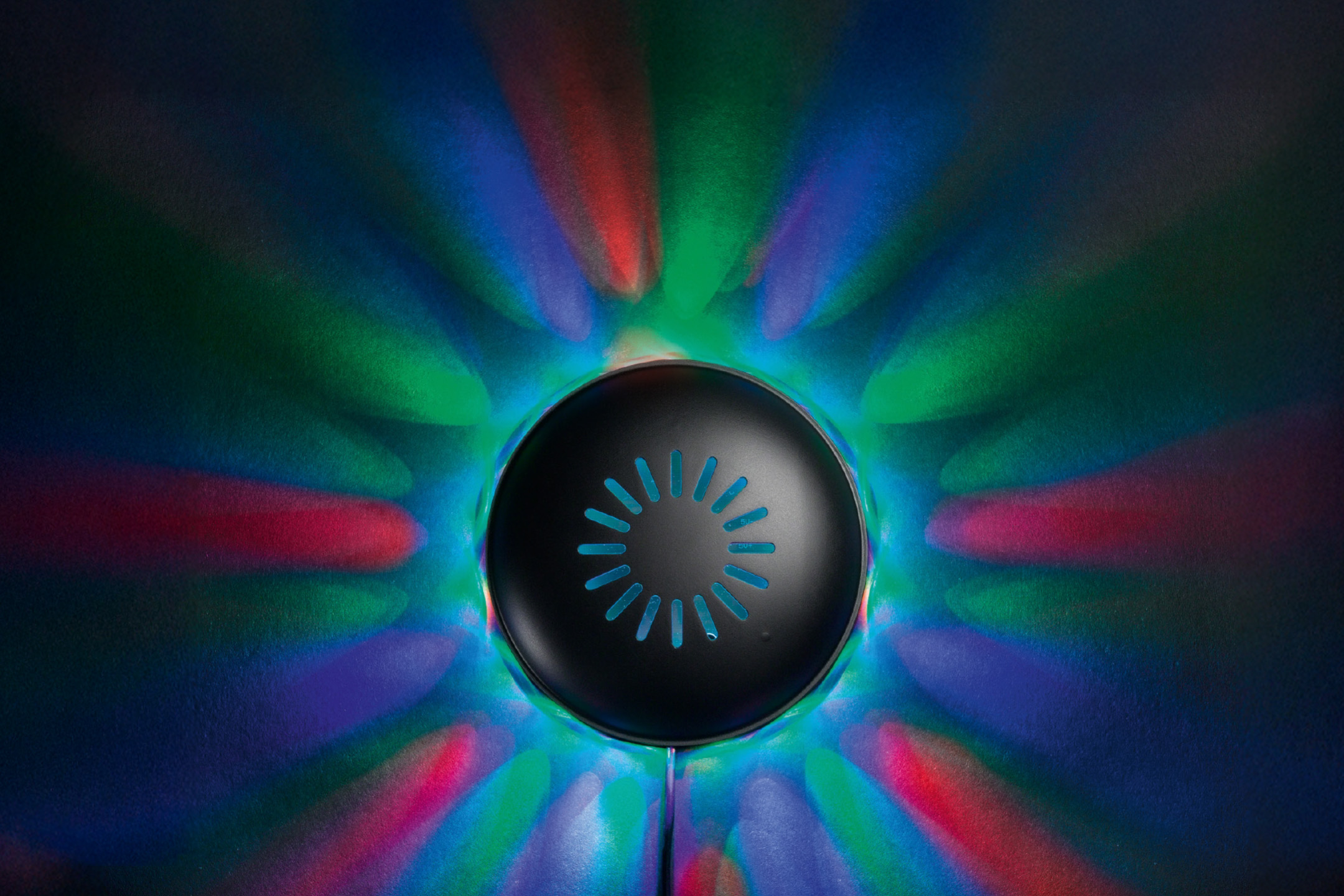 Diskolampe med farverige lysstråler i rød, grøn og blå