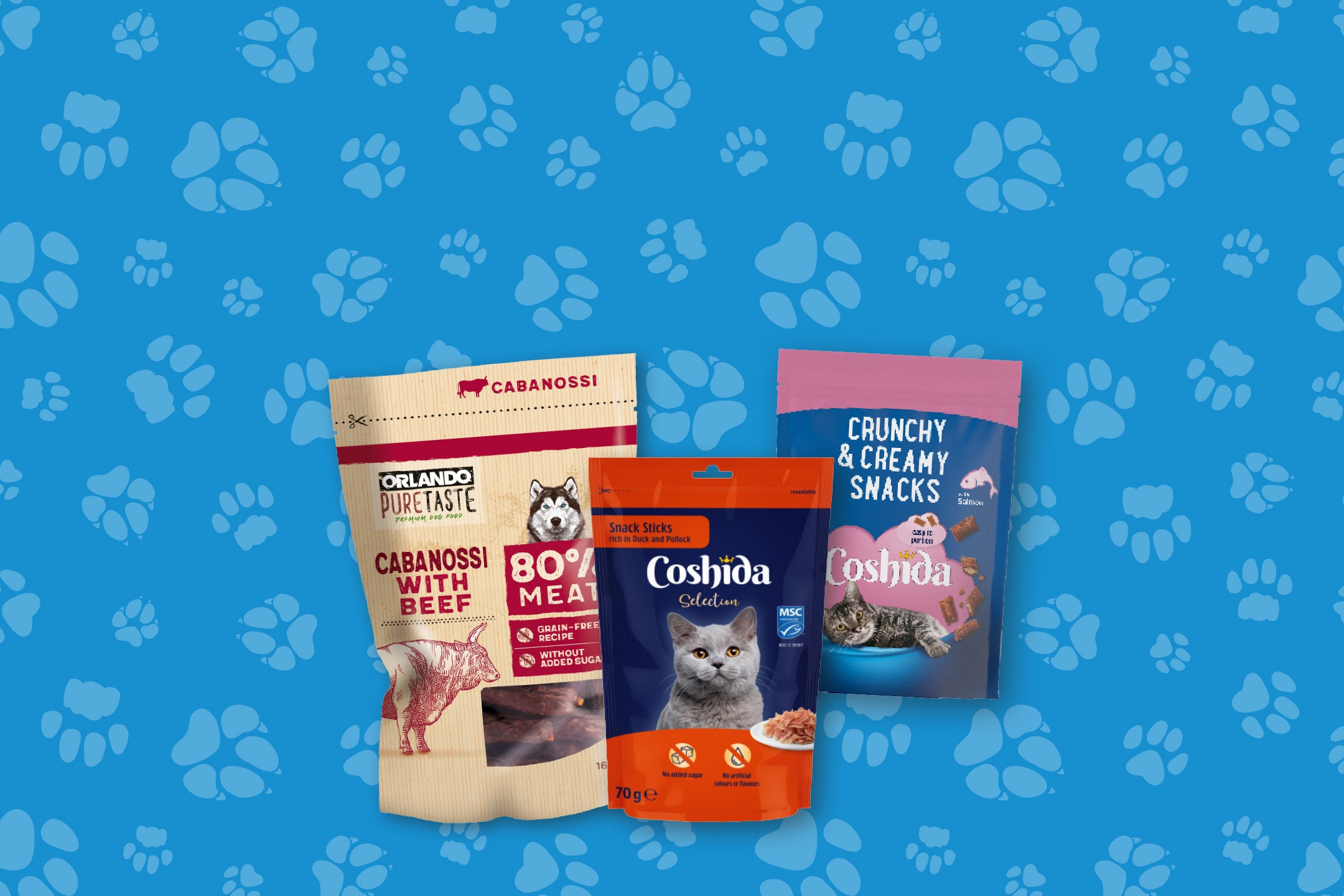 Tre pakker med hundesnacks og kattemad på en blå baggrund med potespor.