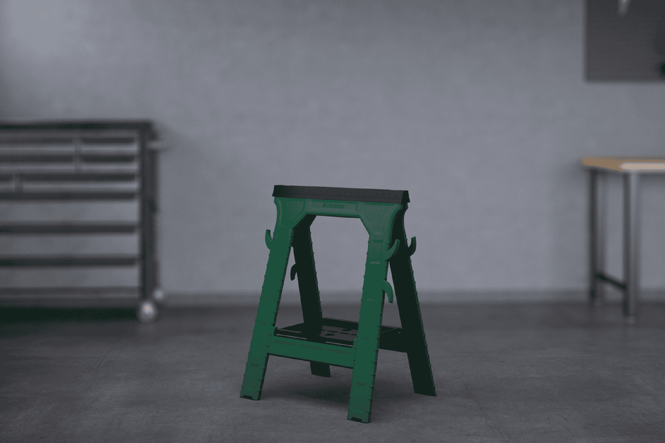 Grøn Parkside savbuk i et værksted med værktøjsskab og arbejdsbord.